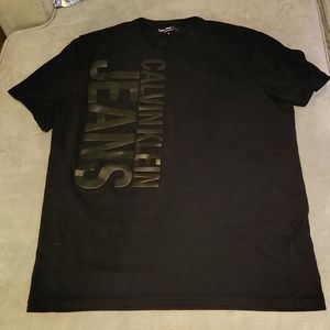 Calvin Klein Tshirt black with red outlines